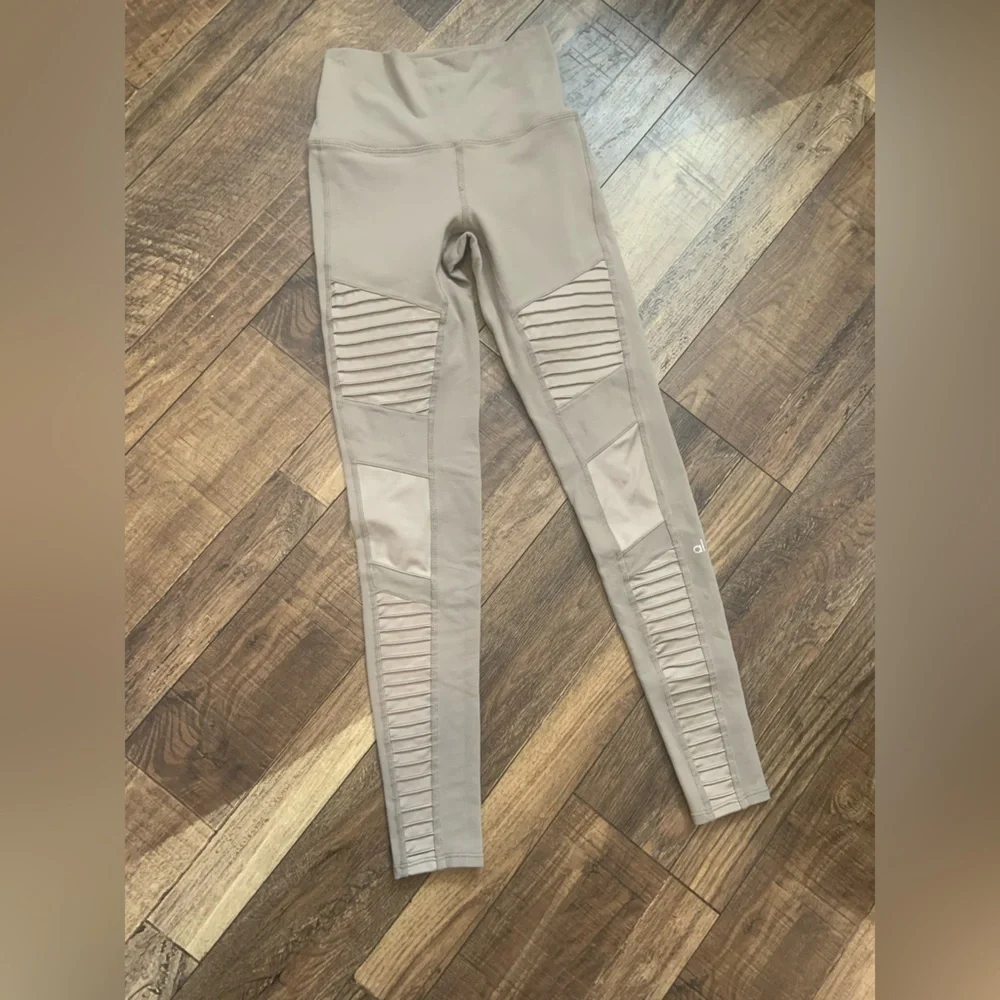 Alo Yoga High Waist Moto Leggings XS 115$ grey active fall workout logo casual